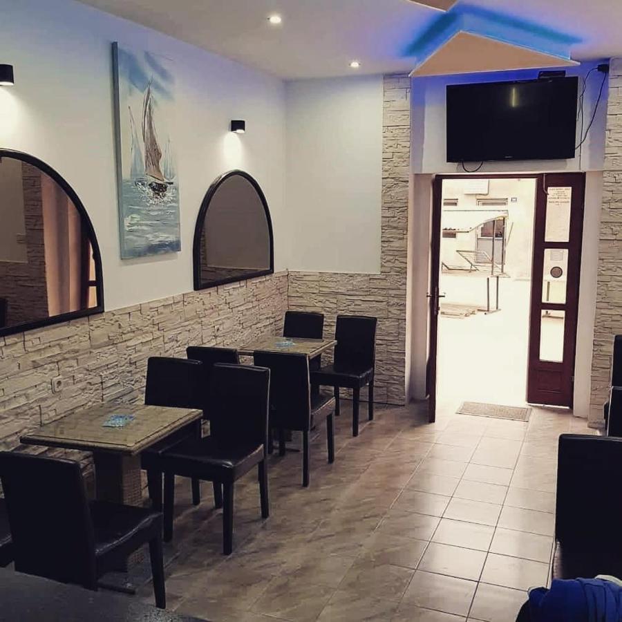 Buffet M Apartments And Rooms אוברובץ מראה חיצוני תמונה